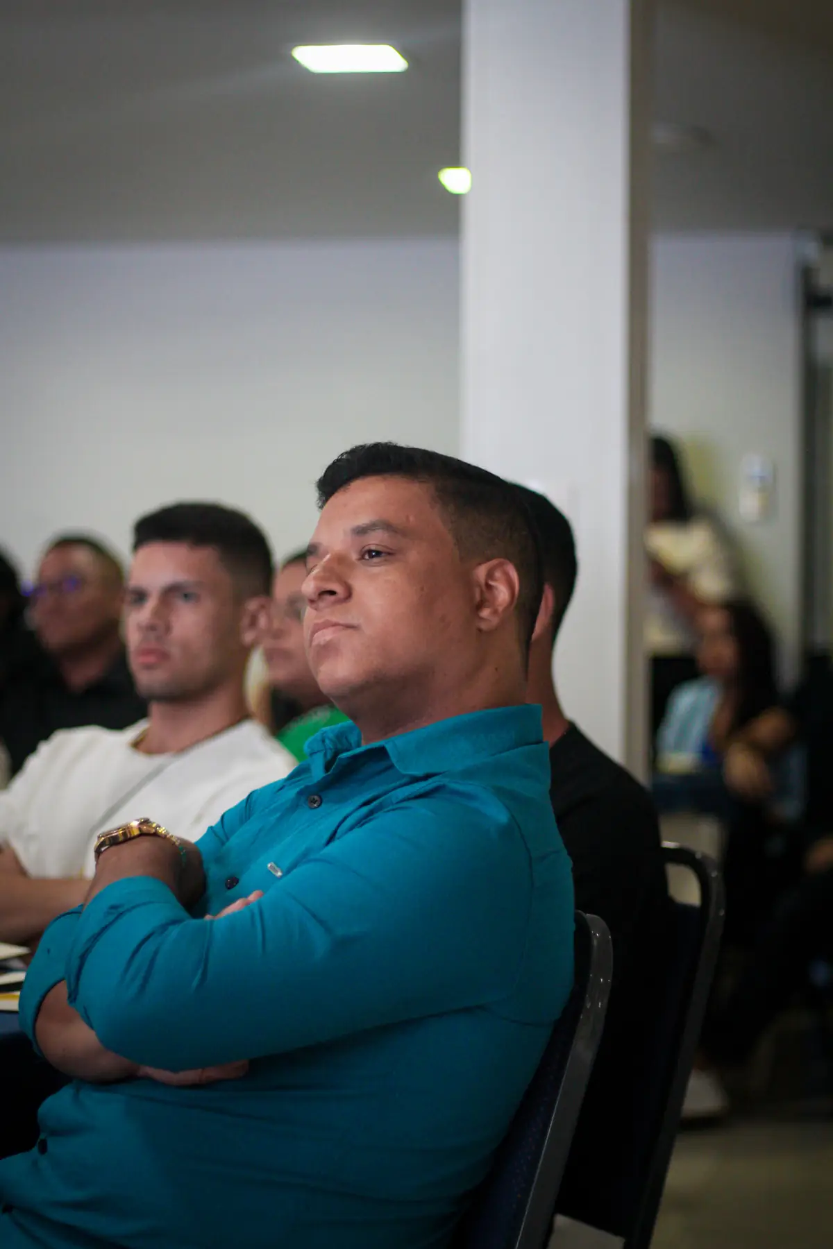 Participante atento durante o treinamento presencial